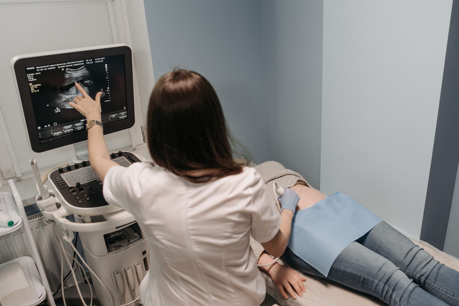 Valoración del abdomen con ecógrafo para medir la separación de los rectos